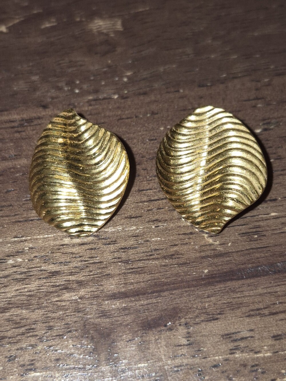 Vintage Avon 1988 Sea Treasure Ridged Gold Tone Pierced Earrings